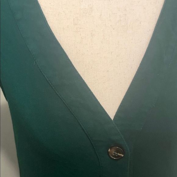 Elegant Green Button-Down Women's Top - Picture 4 of 7